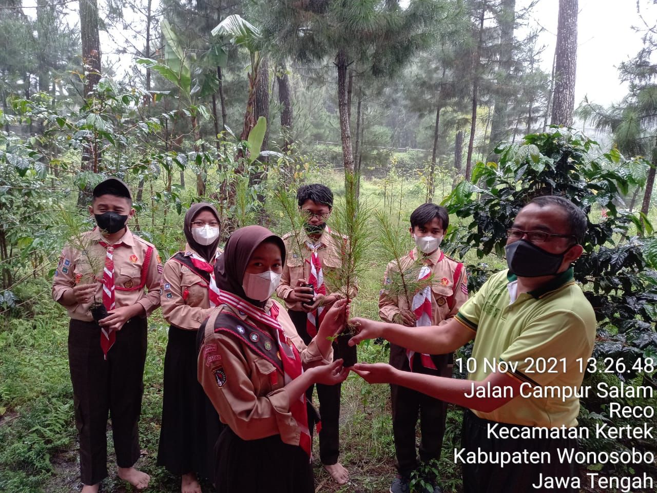 Maknai Hari Pahlawan, Tim Pramuka MTsN 2 Wonosobo Sinergi Dengan Perhutani
