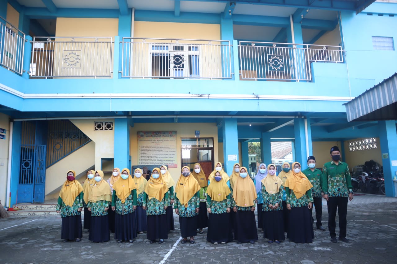 Kegiatan Apel Memperingati Milad Muhammadiyah Ke-109 MI Muhammadiyah Kauman