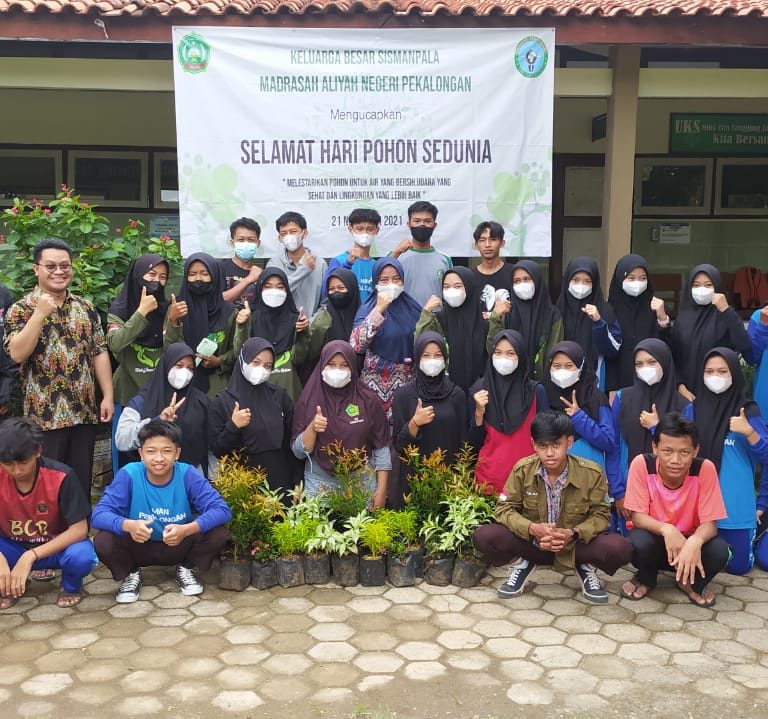 Menanam Pohon Melestarikan Keseimbangan Alam.