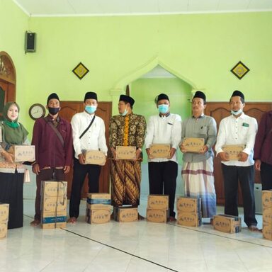DMI Salurkan 100 Paket Bantuan Sanitasi Masjid