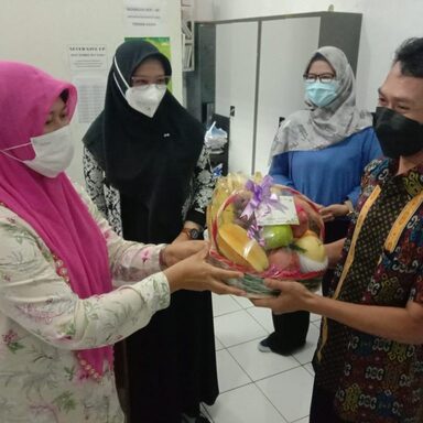 Penyerahan donasi kepada pramubhakti Kemenag Kota Semarang