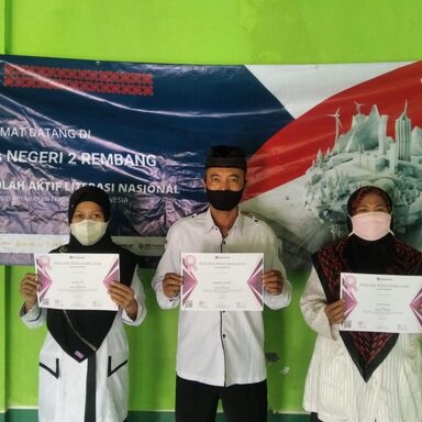 Guru MTsN 2 Rembang Terima Penghargaan Nasional