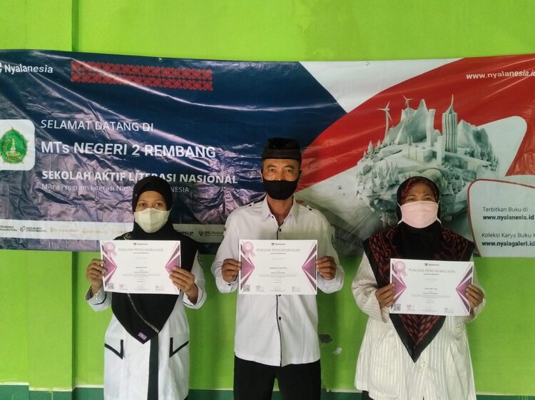 Guru MTsN 2 Rembang Terima Penghargaan Nasional