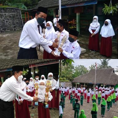 Kepala MIN Kota Semarang Serahkan Piala kepada Siswa Berprestasi