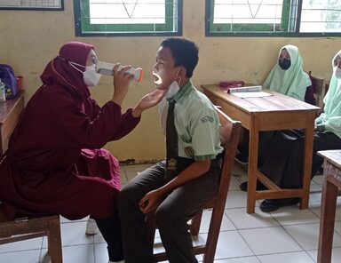 Siswa MTsN 3 Rembang Jalani Pemeriksaan Kesehatan