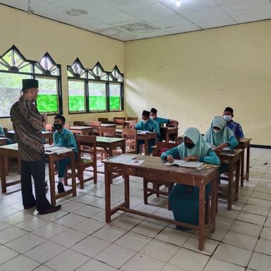 Supervisi Kelas Bagi Guru MTs Negeri 2 Rembang