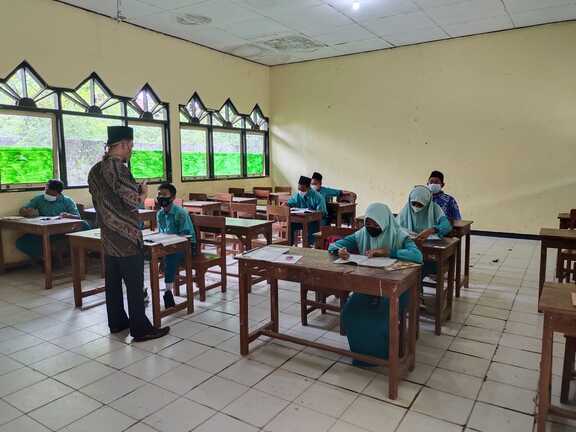 Supervisi Kelas Bagi Guru MTs Negeri 2 Rembang