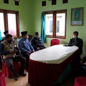 Kepala Kantor Wilayah Kementerian Agama Provinsi Jawa Tengah berdialog dengan Kepala KUA Selo