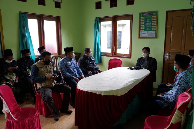 Kepala Kantor Wilayah Kementerian Agama Provinsi Jawa Tengah berdialog dengan Kepala KUA Selo
