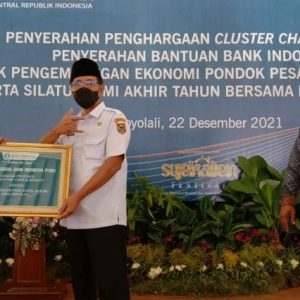 Bupati Boyolali menyerahkan secara simbolis Program Sosial Bank Indonesia (PSBI) didampingi Perwakilan BI Solo