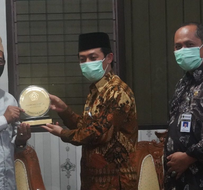 FKUB Provinsi Jateng  Mempersembahkan Harmony Award ke Kanwil Kementerian Agama