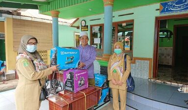 Pesantren Terima Bantuan Mesin Jahit dan Obras