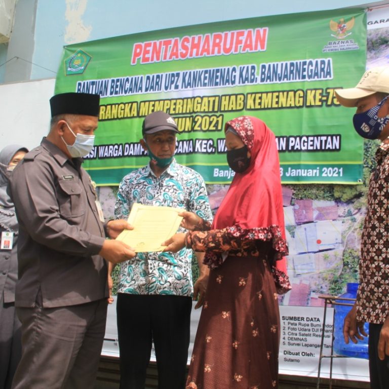 UPZ Kankemenag Kab. Banjarnegara Tasharufkan Zakat Kepada Korban Tanah Longsor