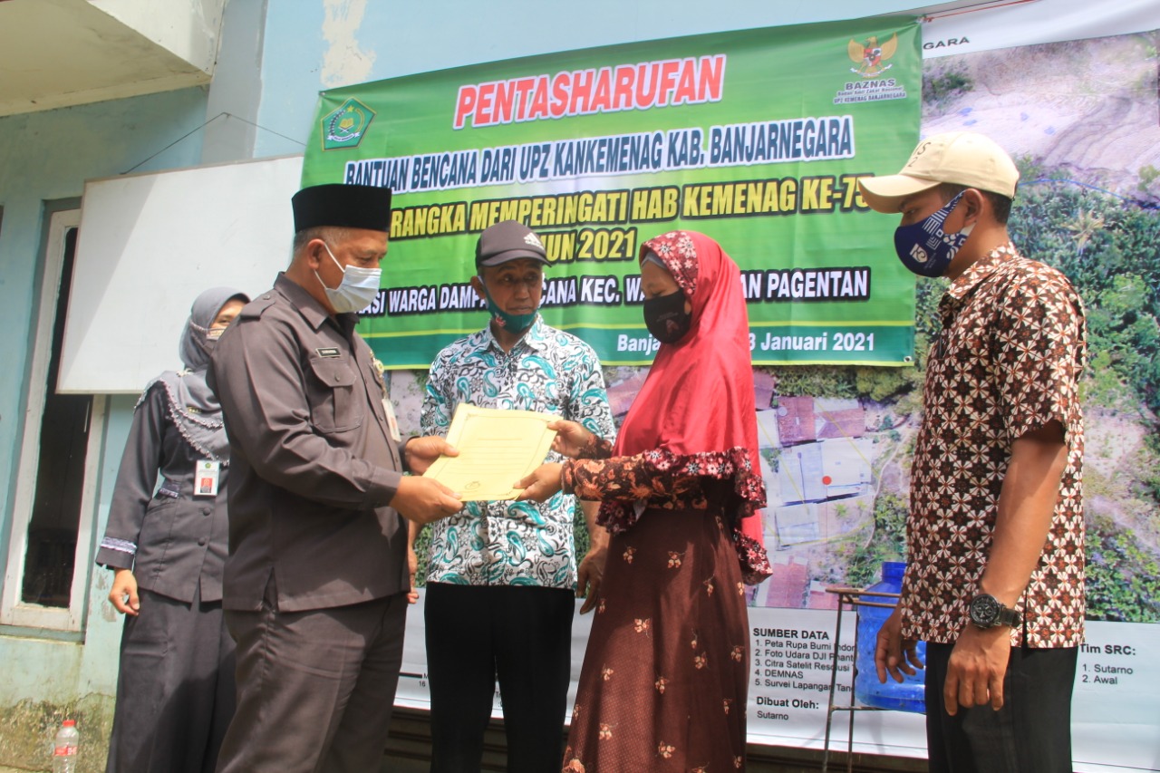 UPZ Kankemenag Kab. Banjarnegara Tasharufkan Zakat Kepada Korban Tanah Longsor