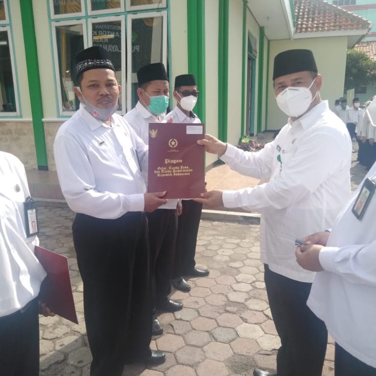 Penyerahan Satyalancana Kepada 86 ASN Dilingkungan Kankemenag Kabupaten Brebes