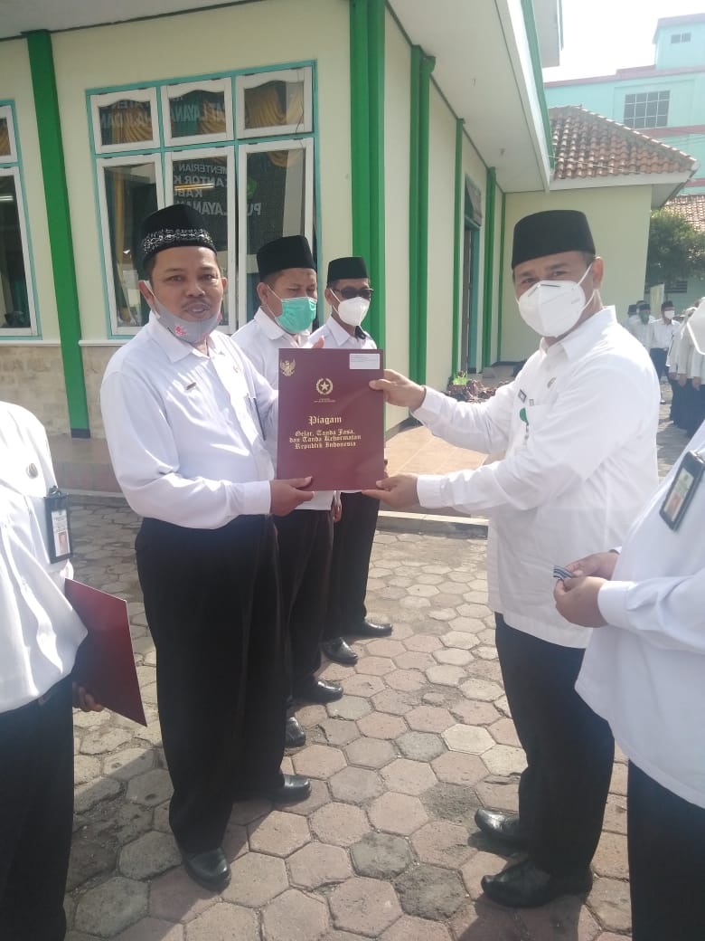 Penyerahan Satyalancana Kepada 86 ASN Dilingkungan Kankemenag Kabupaten Brebes