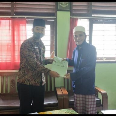 KH Roghib Wakafkan Tanah Untuk Pesantren