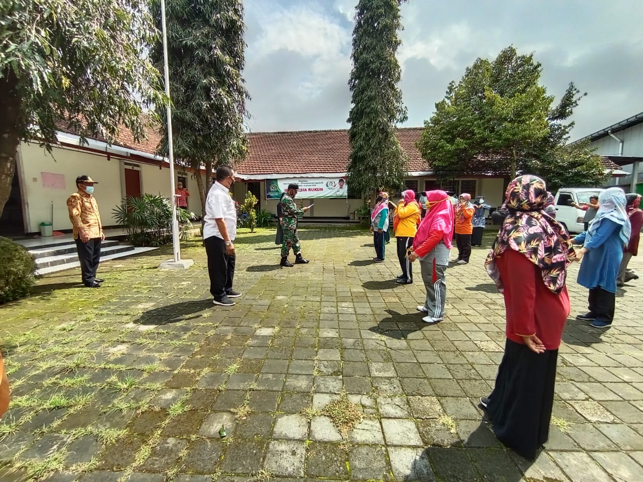 Kemenag Salatiga Serukan Yel Yel ZI
