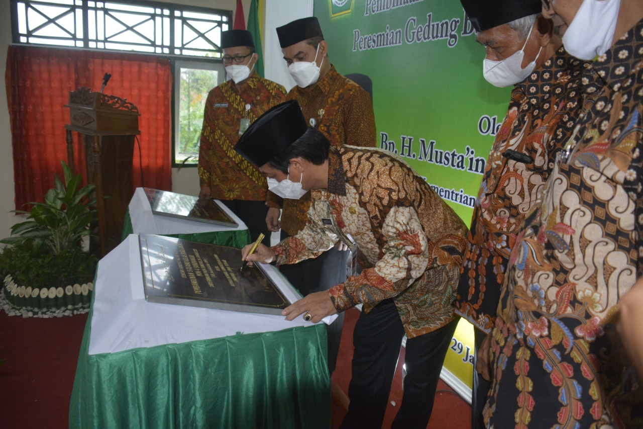 Kakanwil : Meresmikan Gedung Baru  Lima Ruang Kelas MIN 4 Sukoharjo