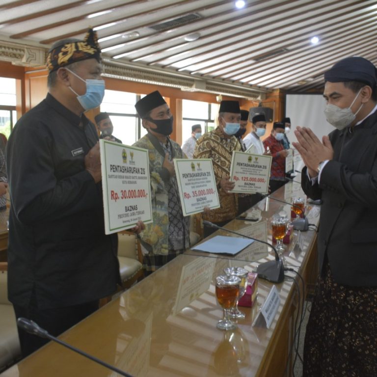 Penyerahan Bantuan Tahap I  Pesantren Duta”Jogo Santri” oleh Wagub Taj Yasin