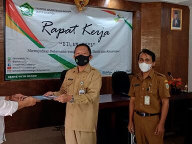 Penyerahan SK Penyuluh Agama Kristen Non PNS oleh Kakankemenag Kota Salatiga