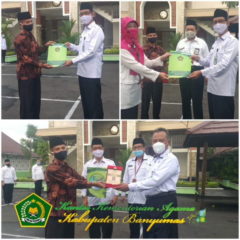 Manfaatkan Apel Pagi Serahkan SK Pensiun dan Kenaikan Pangkat