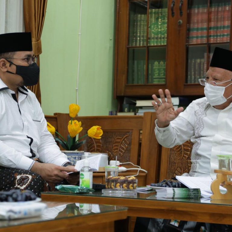 *Silaturahmi ke KH Syukron Ma’mun, Menag Yaqut Diajak Terus Perhatikan Kiai Kampung*