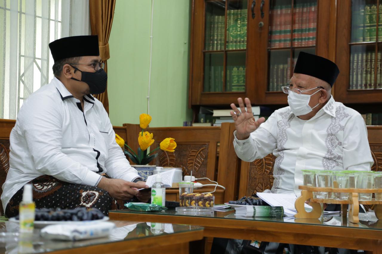*Silaturahmi ke KH Syukron Ma’mun, Menag Yaqut Diajak Terus Perhatikan Kiai Kampung*