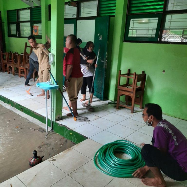 Terdampak  Banjir MAN 2 Kota Semarang Bersih-Bersih dan Tetap Jalankan E-Learning