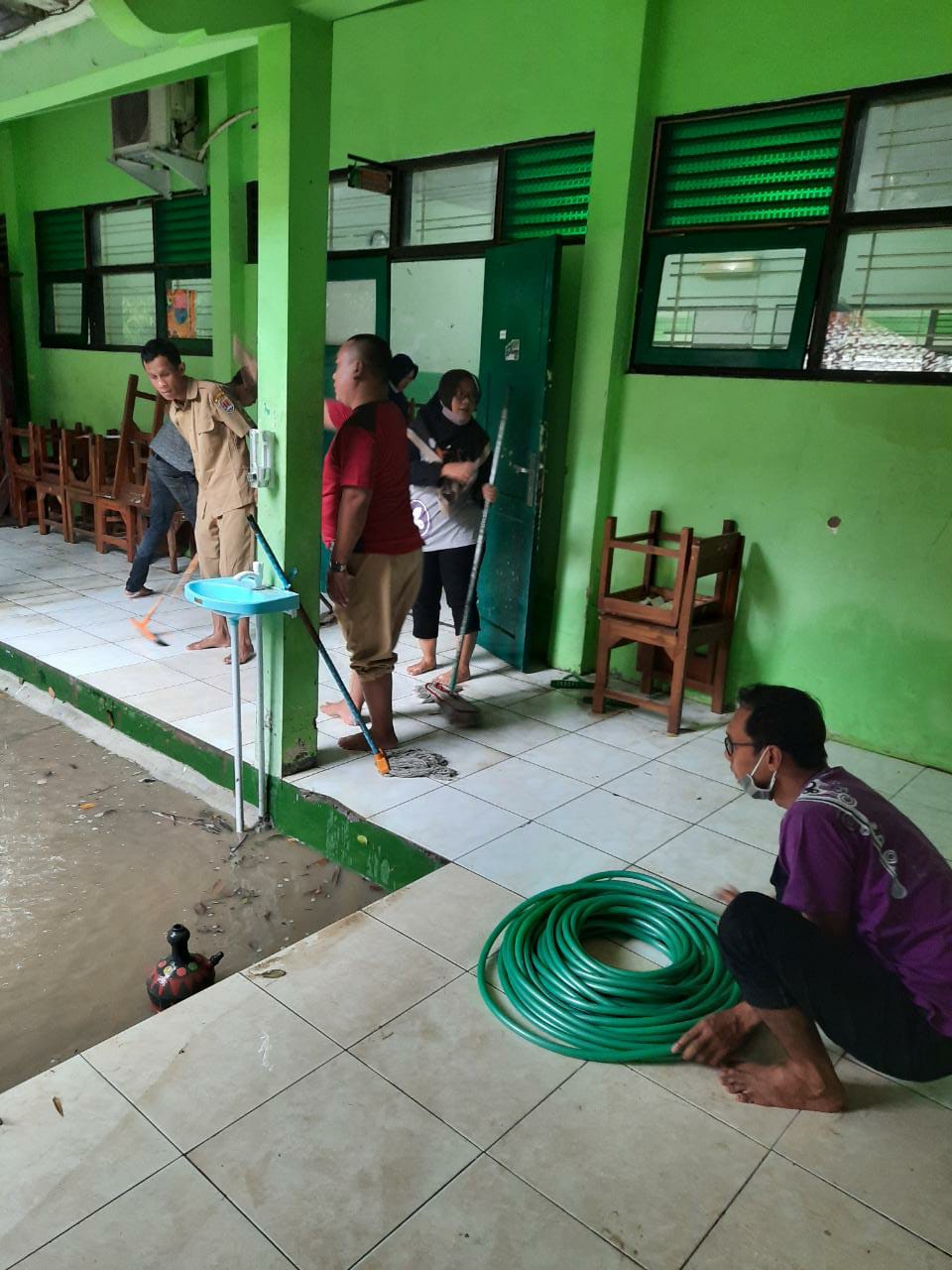 Terdampak  Banjir MAN 2 Kota Semarang Bersih-Bersih dan Tetap Jalankan E-Learning