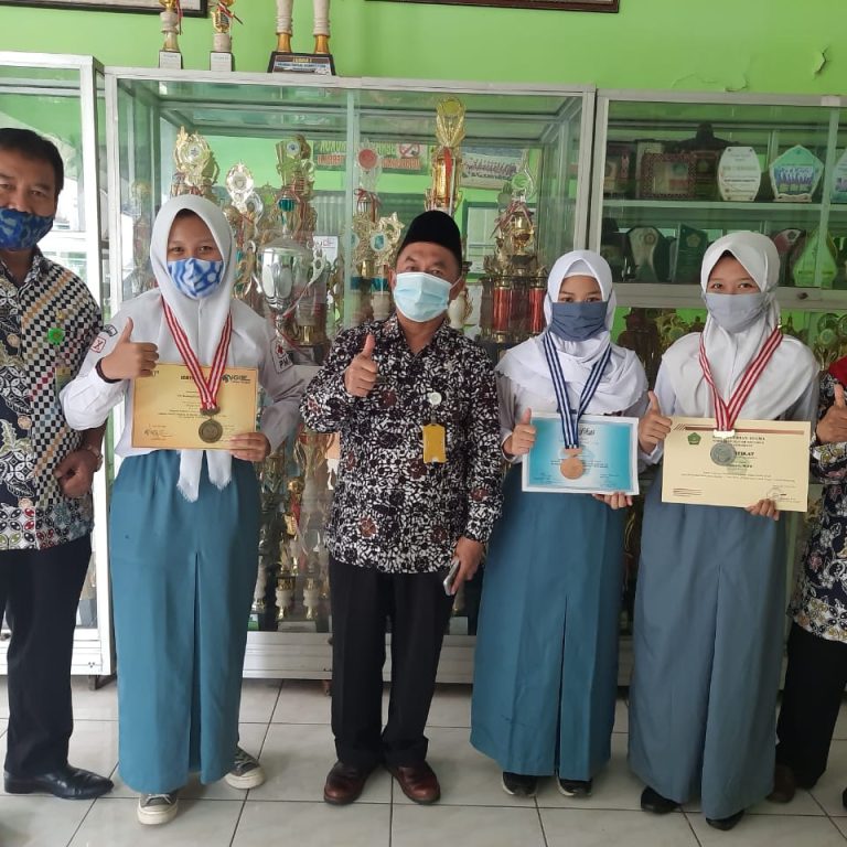 Tiga Peserta Didik MAN 2 Kota Semarang Raih Medali di ISSO 3 Biologi Tahun 2021
