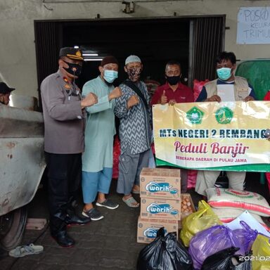 MTsN 2 Rembang Salurkan Bantuan Bencana kepada Korban Banjir di Semarang