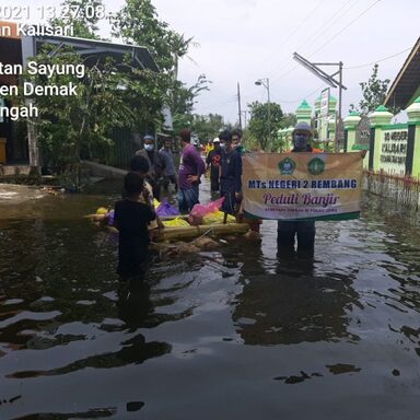 Kreatif, Pohon Pisang Dijadikan Rakit untuk Salurkan Bantuan Korban Banjir