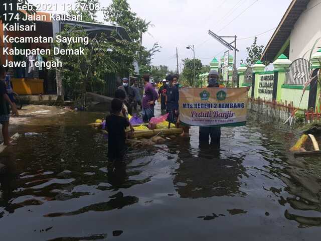 Kreatif, Pohon Pisang Dijadikan Rakit untuk Salurkan Bantuan Korban Banjir