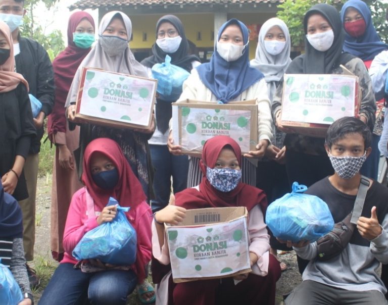 Peduli  Banjir, OSIS MAN2 Kota Semarang Berikan Donasi