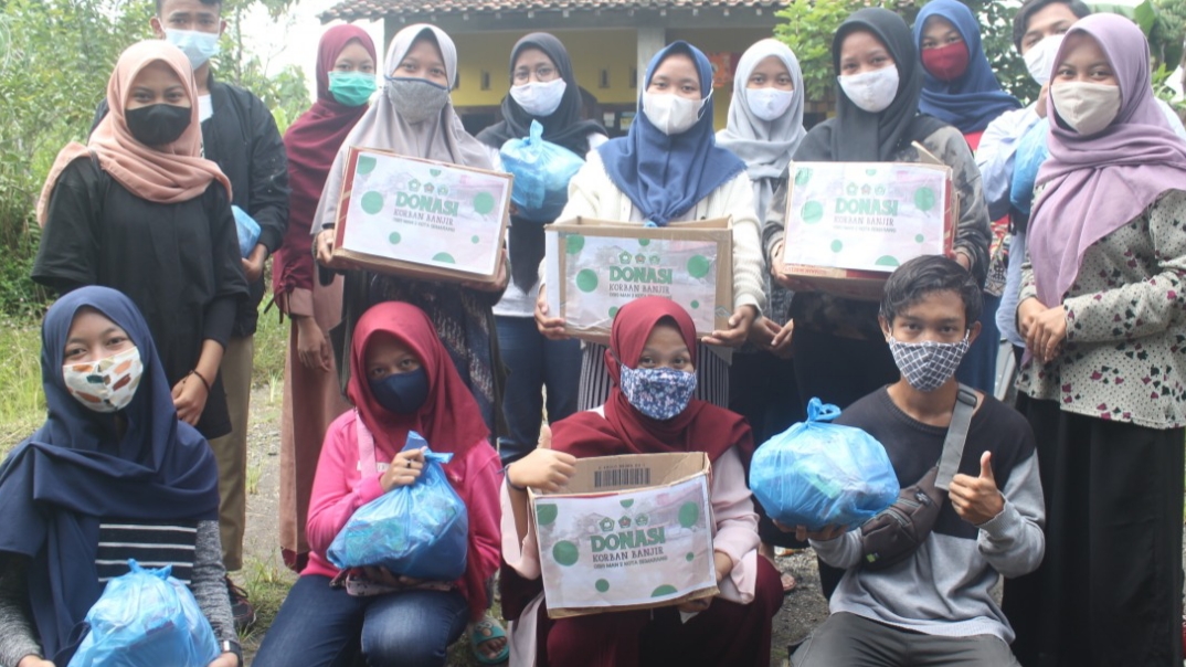 Peduli  Banjir, OSIS MAN2 Kota Semarang Berikan Donasi
