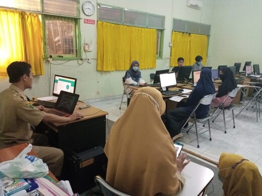 BK MAN 1 Banjarnegara, Bimbing Siswa Buat Akun KIP-Kuliah