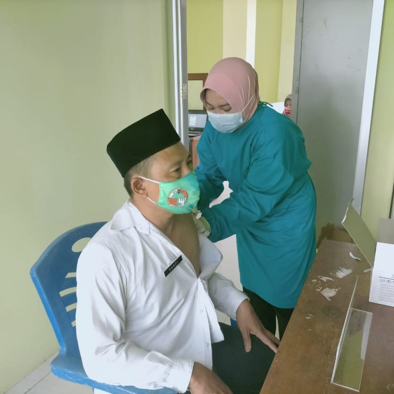 Cegah Penularan Covid-19 Kepala KUA Divaksin
