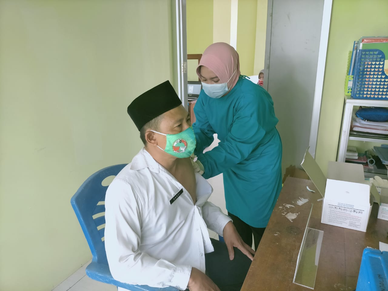 Cegah Penularan Covid-19 Kepala KUA Divaksin