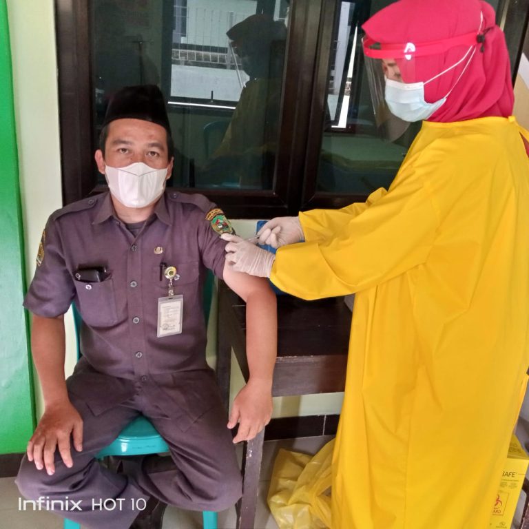 Penyuluh Islam Kecamatan Madukara ikuti Vaksinasi Covid-19