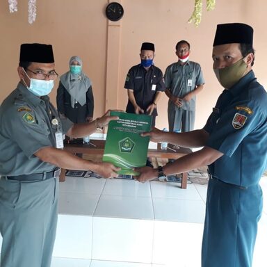 Kakankemenag Kota Semarang Serahkan SK KKM MI 01