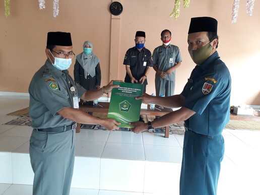 Kakankemenag Kota Semarang Serahkan SK KKM MI 01