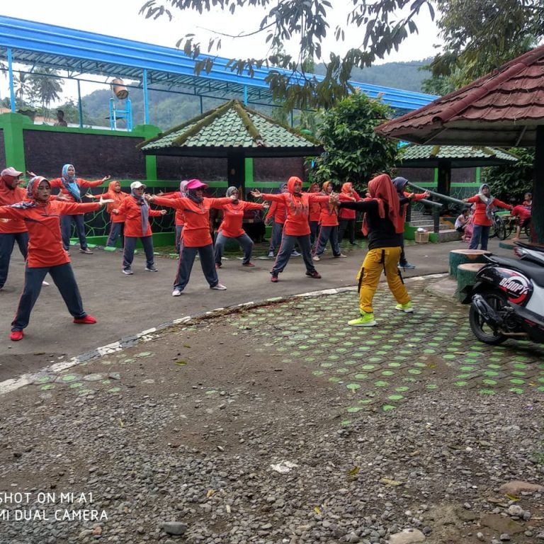 Kegiatan Senam bersama DWP Kementerian Agama dalam Rangka Meningkatkan Imunitas Tubuh Untuk Cegah Covid-19