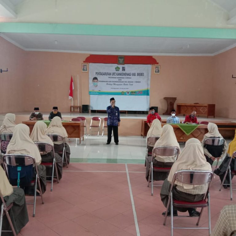 Penyerahan dana bantuan pendidikan kepada 50 Siswa MTs Negeri 1 Brebes