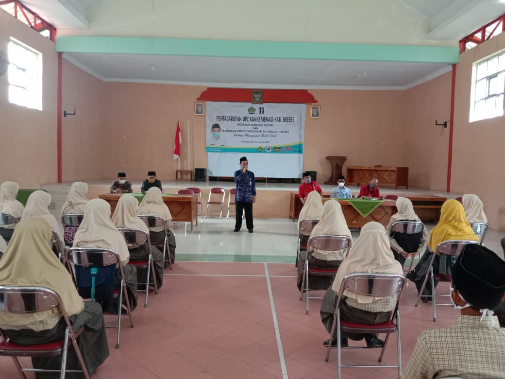 Penyerahan dana bantuan pendidikan kepada 50 Siswa MTs Negeri 1 Brebes