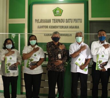 Menyerahkan SK, Kepala Kemenag Berharap yang Terbaik dari Penyuluh Agama