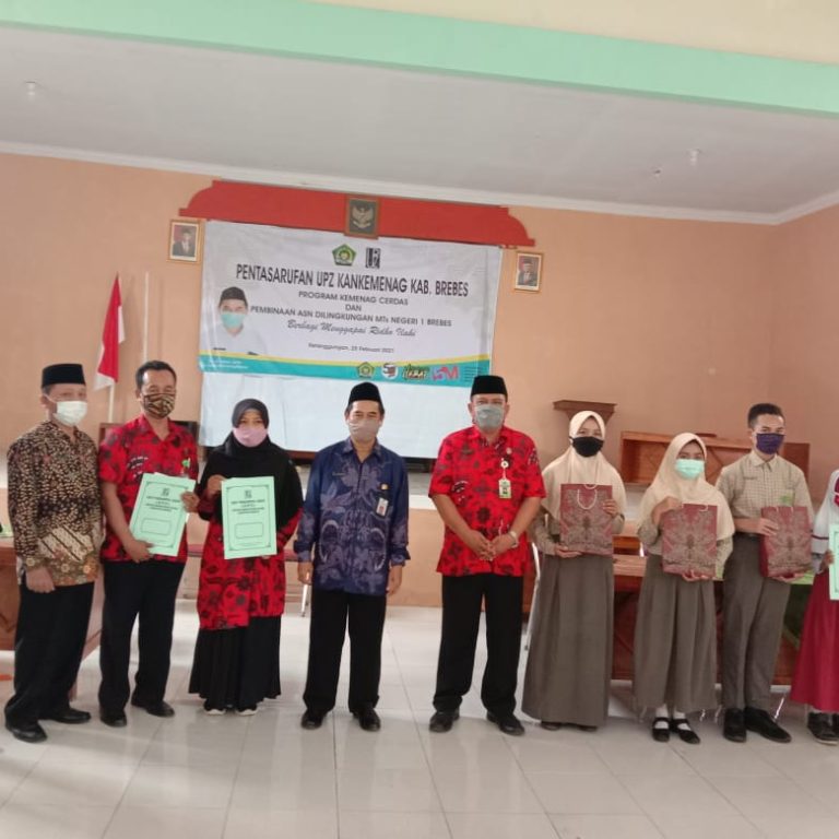 3 Siswa berprestasi mendapat bantuan Pendidikan