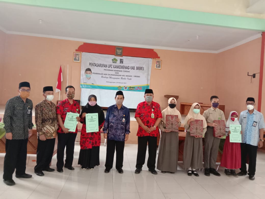 3 Siswa berprestasi mendapat bantuan Pendidikan