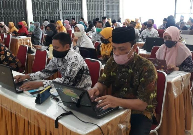 Guru Madrasah Belajar Menyusun Soal Ujian