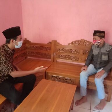 Tak Kendor Membimbing Ahlak di Masa Pandemi, Guru MTs Al Hidayah Twelagiri Door to Door Bimbing Siswanya
